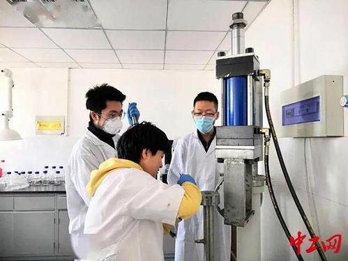 一線 360行 油化藥劑師 攻克技術(shù)難關(guān)的實驗人